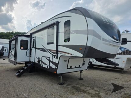 Used 2022 Forest River RV Rockwood Ultra Lite 8294BS